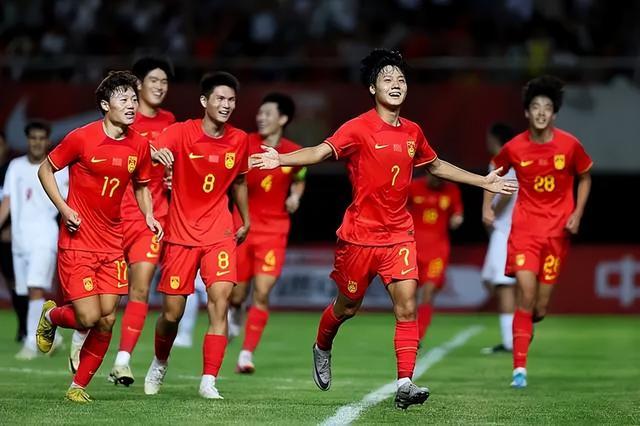 终于赢了，2-0！中国队首秀2球爆大冷，33分钟世界波=亚洲第2倒下