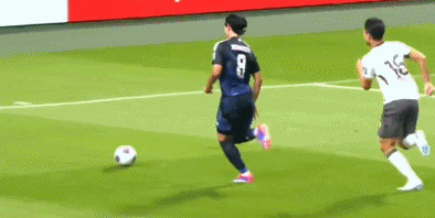 毫无还手之力！国足半场0-2日本遭吊打