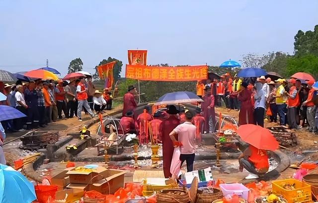 全红婵族人祭祖现场曝光！穿长袍马褂打标语：全红婵加油